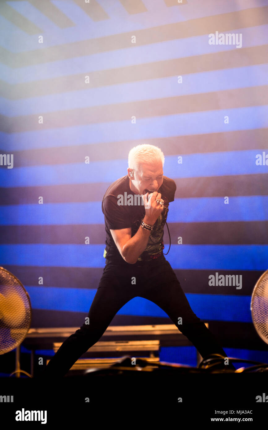 Norwegen, Bergen - 30. April 2018. Der Deutsche Dance Gruppe Scooter führt ein Live Konzert während der Wir lieben die 90er Show auf Bergenshallen in Bergen. Hier Sänger H.P. Baxxter wird gesehen, live auf der Bühne. (Foto: Gonzales Foto - Jarle H. Moe). Stockfoto