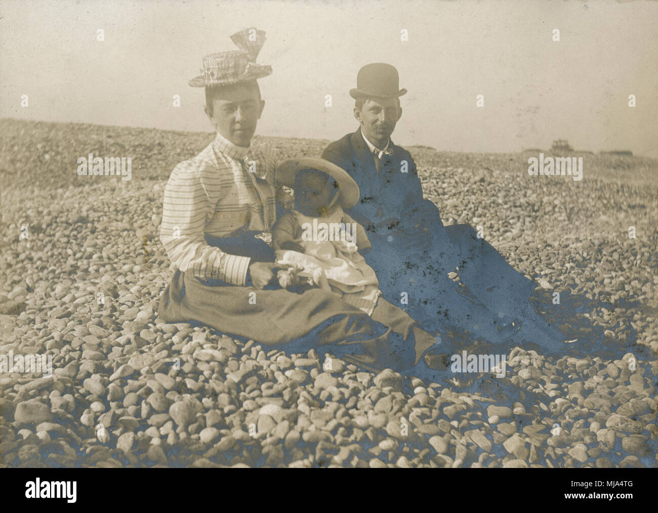 Antike c1900 Foto, viktorianischen Familie am Strand. Lage unbekannt, wahrscheinlich New England, USA. Quelle: ORIGINAL FOTOABZUG. Stockfoto