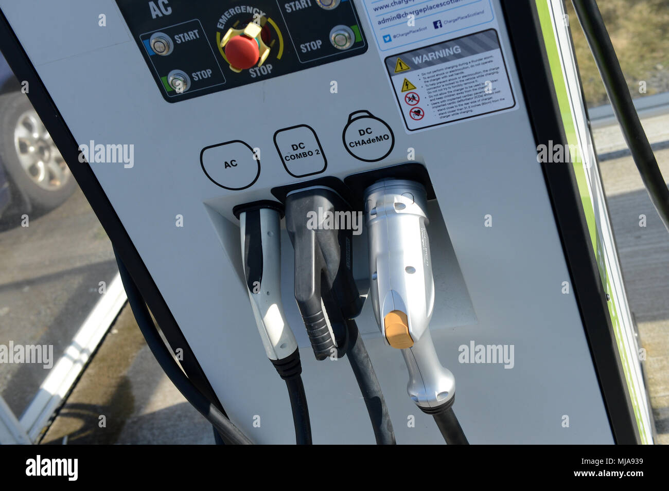 Elektroauto Aufladepunkt in ländlicher Lage in einem Schutzraum Stockfoto