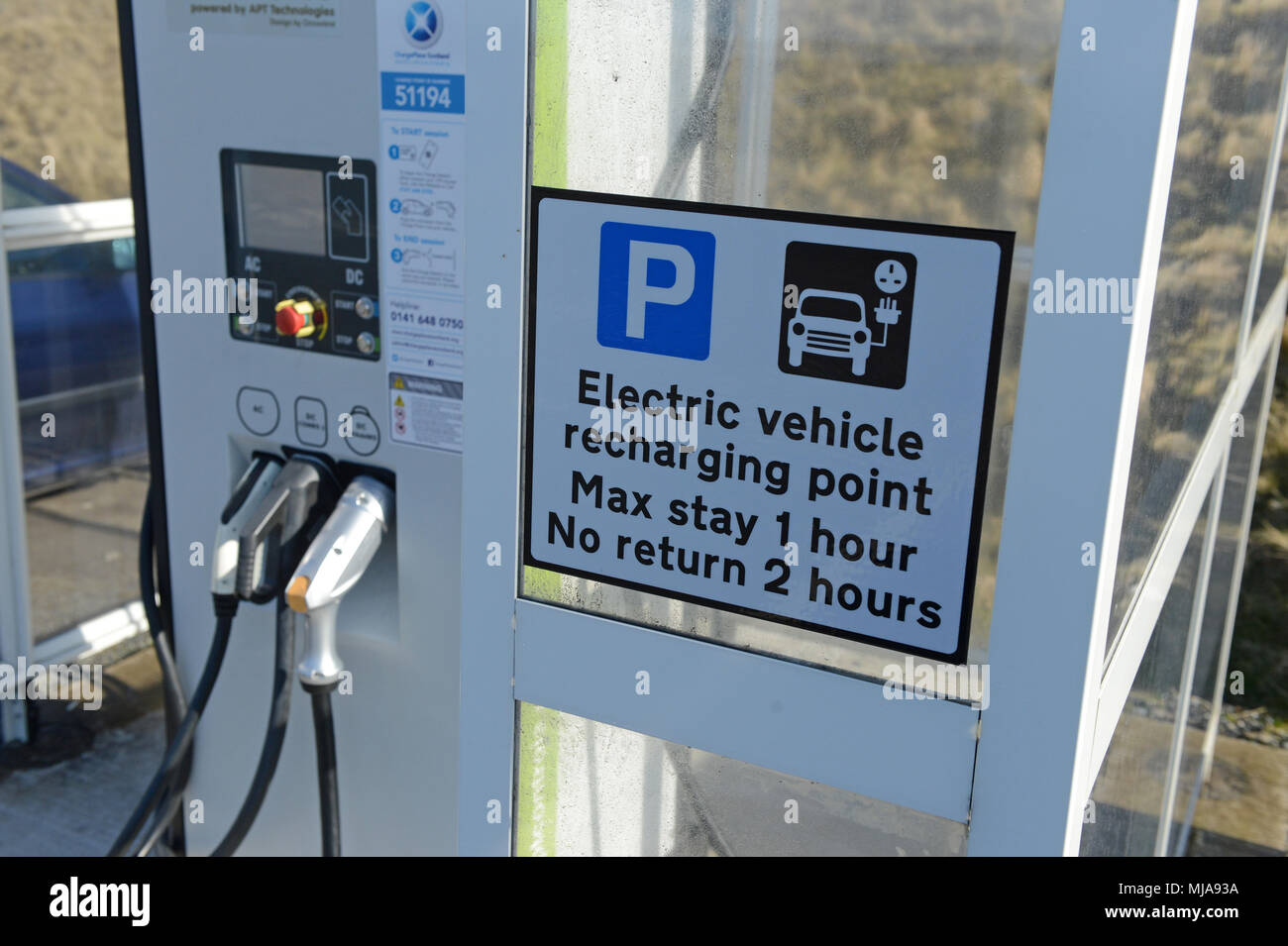 Elektroauto Aufladepunkt in ländlicher Lage in einem Schutzraum Stockfoto