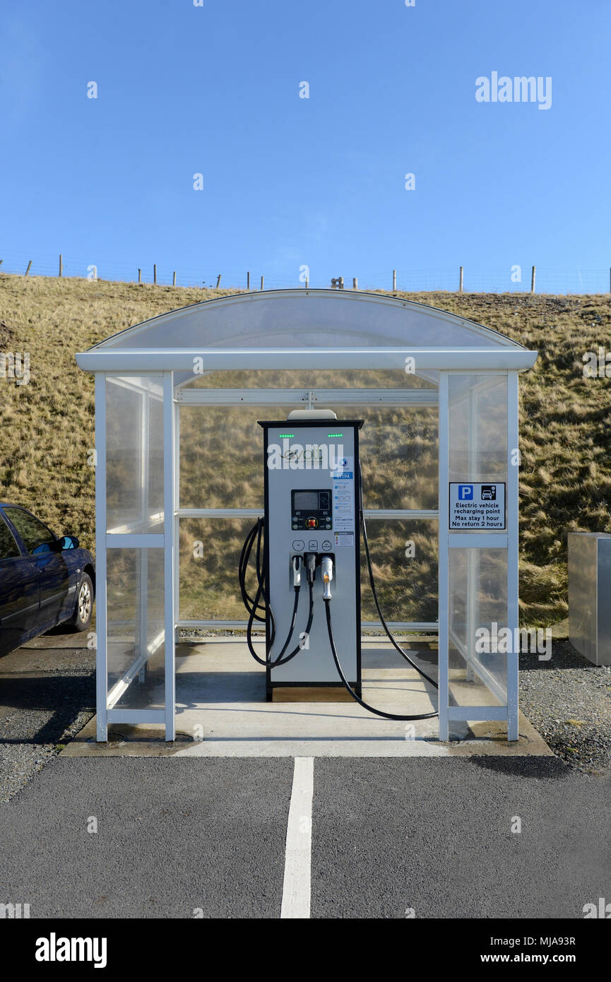 Elektroauto Aufladepunkt in ländlicher Lage in einem Schutzraum Stockfoto