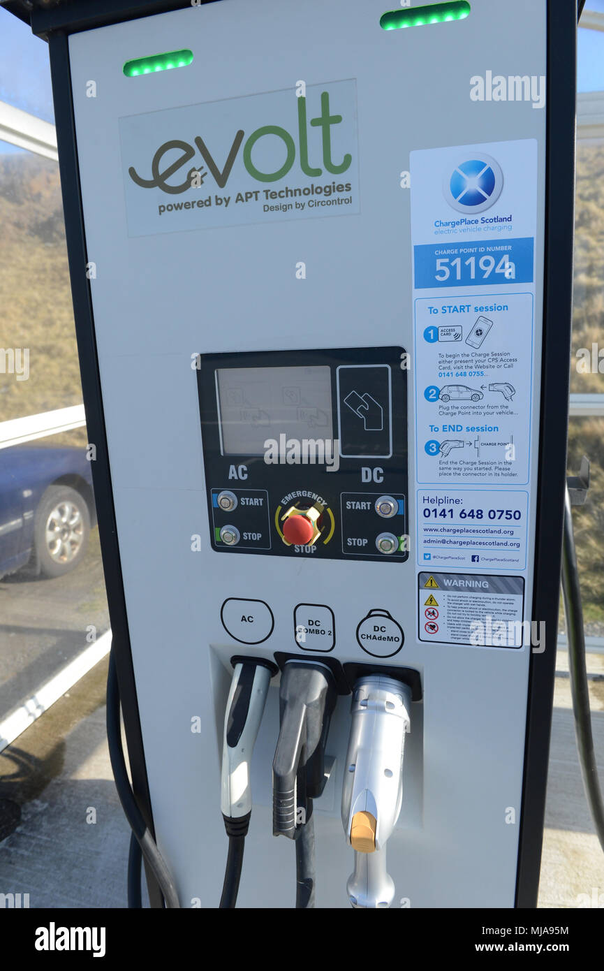 Elektroauto Aufladepunkt in ländlicher Lage in einem Schutzraum Stockfoto