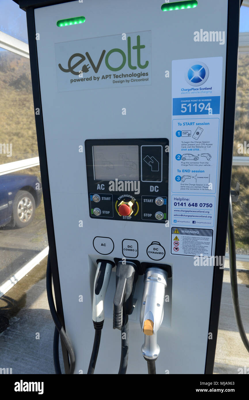 Elektroauto Aufladepunkt in ländlicher Lage in einem Schutzraum Stockfoto