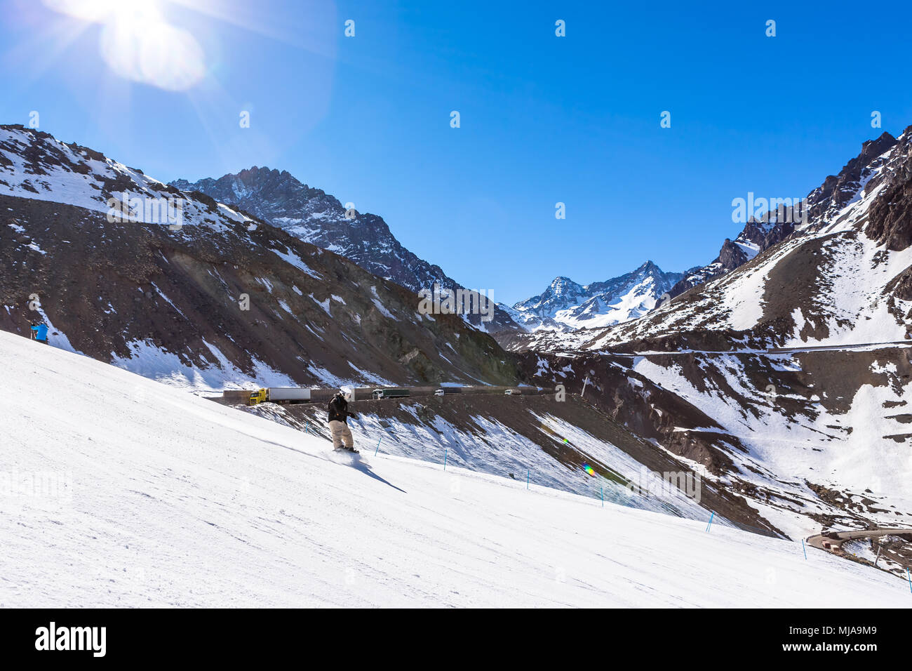 Ski in Chile an einem sonnigen Tag mit viel Schnee. Südamerika. Stockfoto