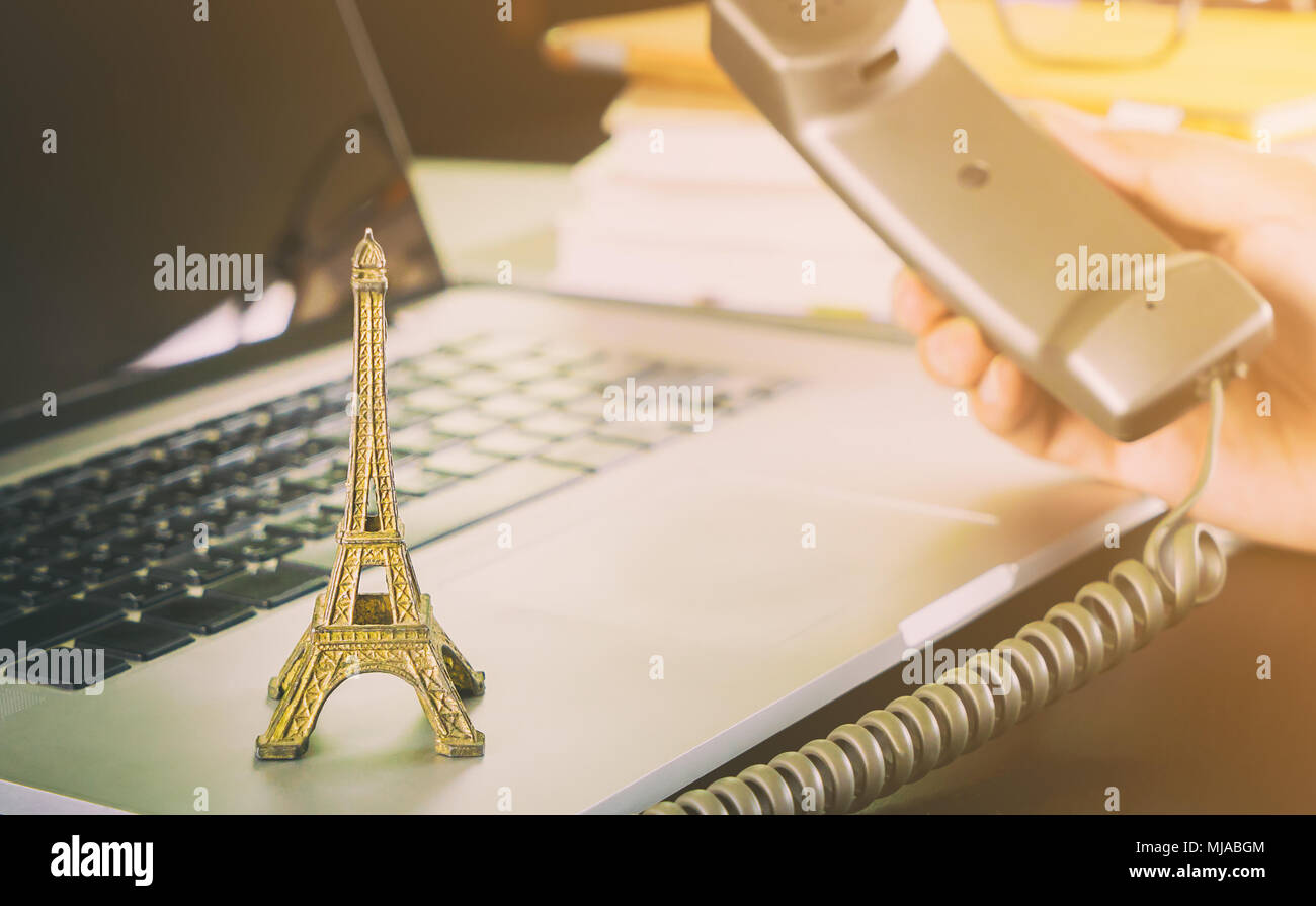 Paris Business Mann, der ein Geschäft Anruf Stockfoto