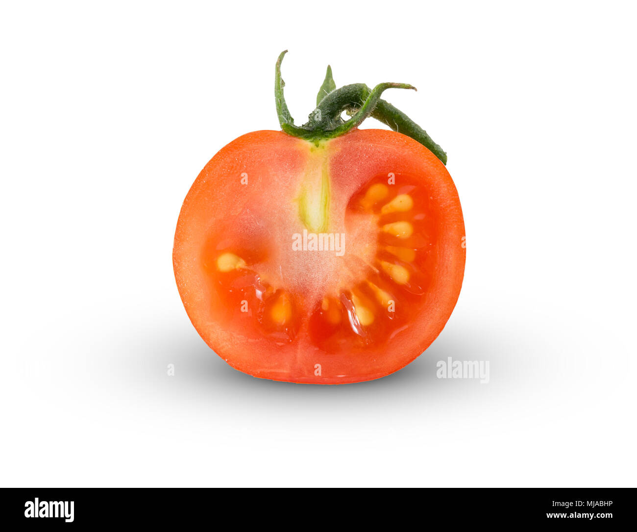 Halbe Tomate auf weißem Hintergrund mit Schatten isoliert Stockfoto