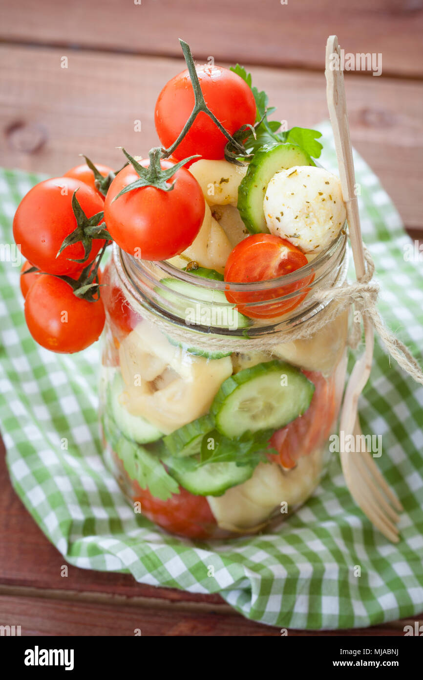 Bunter Sommersalat mit Tortellini und frischem Gemüse Stockfoto