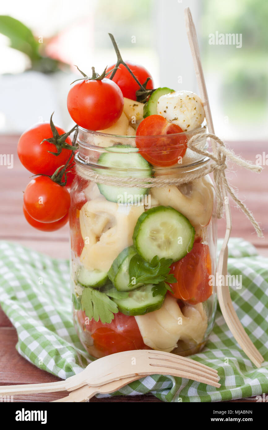 Bunter Sommersalat mit Tortellini und frischem Gemüse Stockfoto