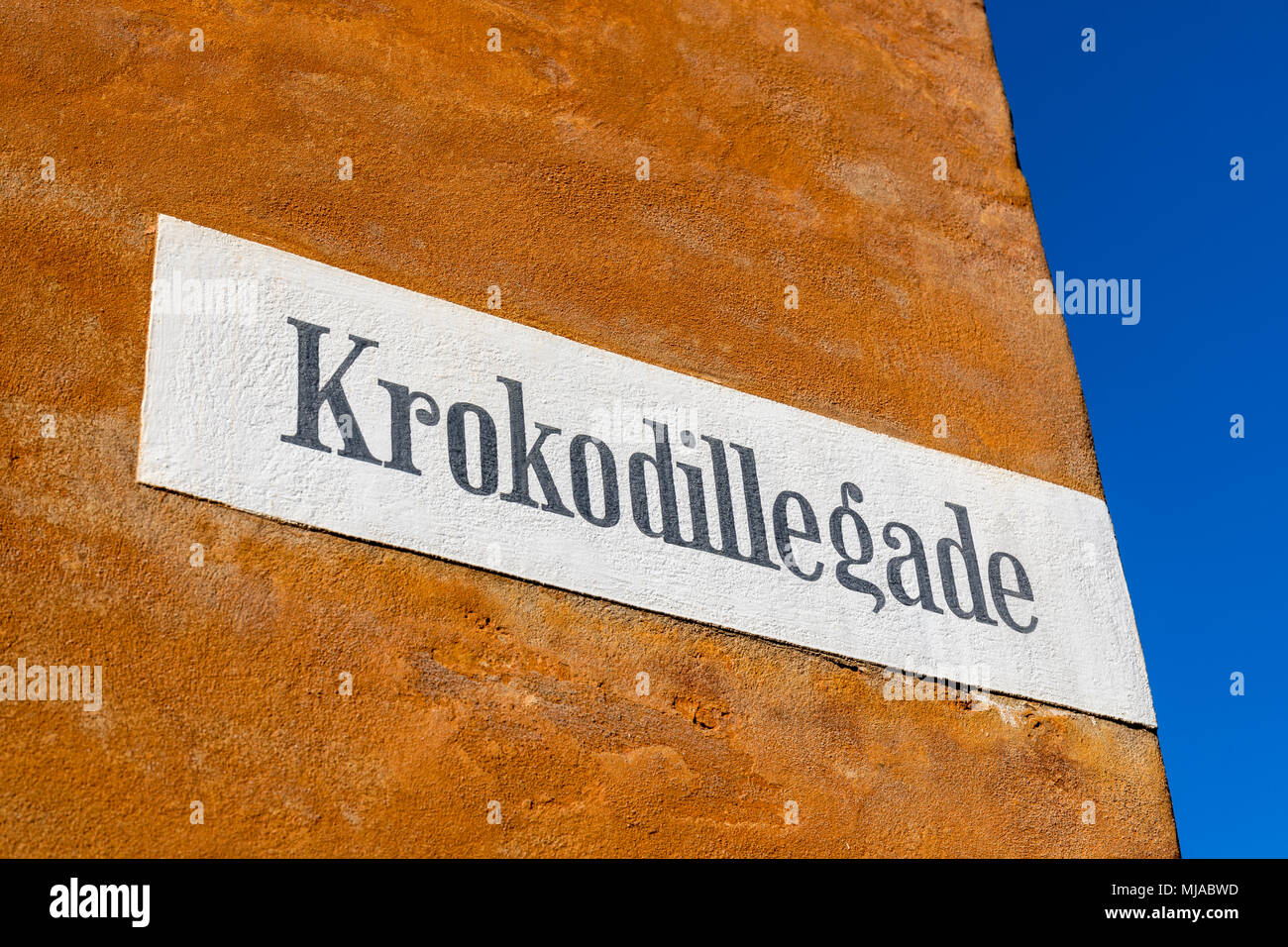 Krokodillegade ('Crocodile Straße"), lackiert Straßenschild auf gelbe Wand, Nyboder, Kopenhagen, Dänemark Stockfoto