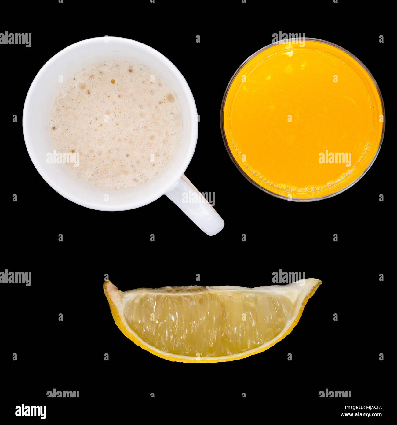 Ansicht von oben Orangensaft Glas, Cappuccino und Zitronenscheibe auf schwarzem Hintergrund, wütend oder Happy Day? Stockfoto