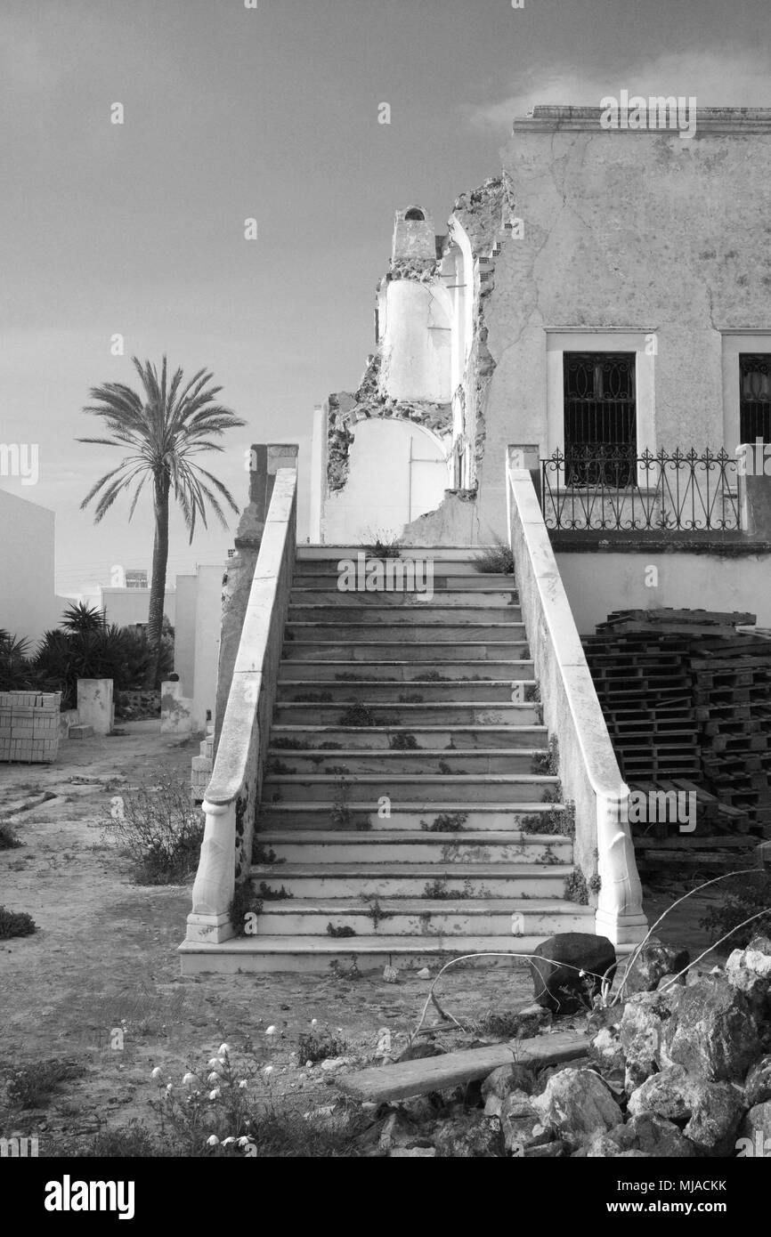 Beschädigte Gebäude auf Santorini. Stockfoto