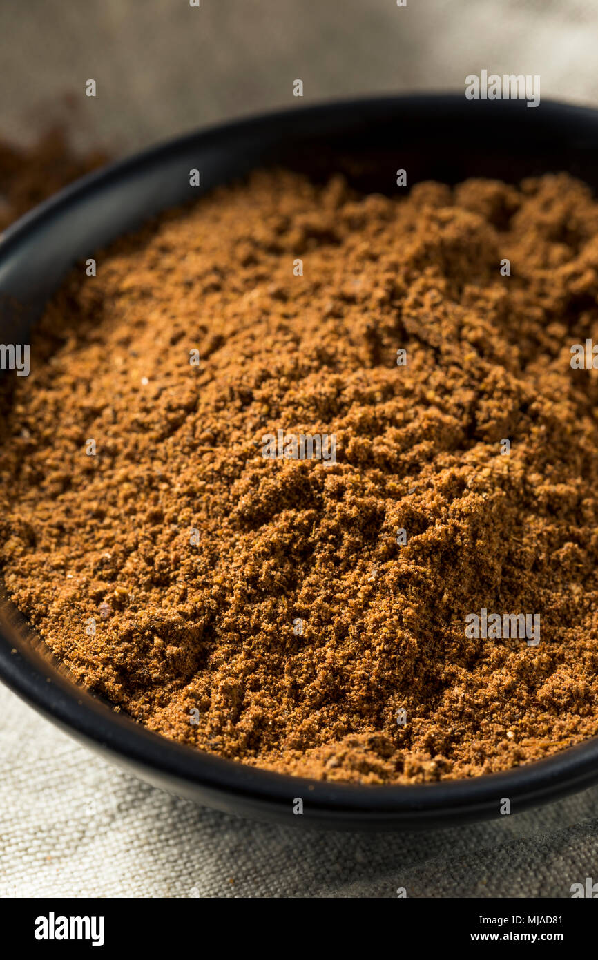 Bio Garam Masala indische Gewürze in eine Schüssel geben. Stockfoto