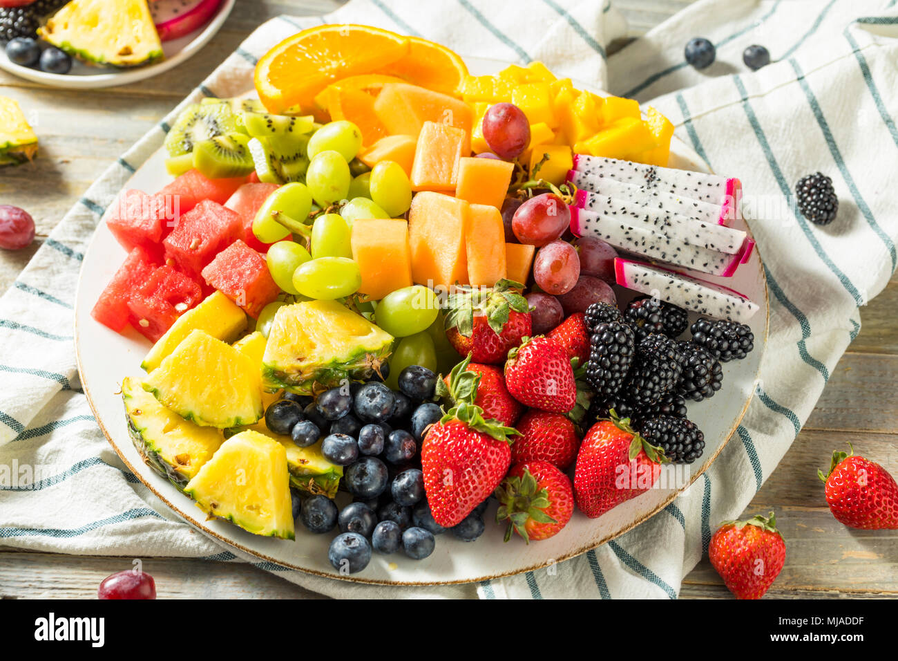 Raw Organic Obstteller mit Beeren, Melonen und Trauben Stockfoto