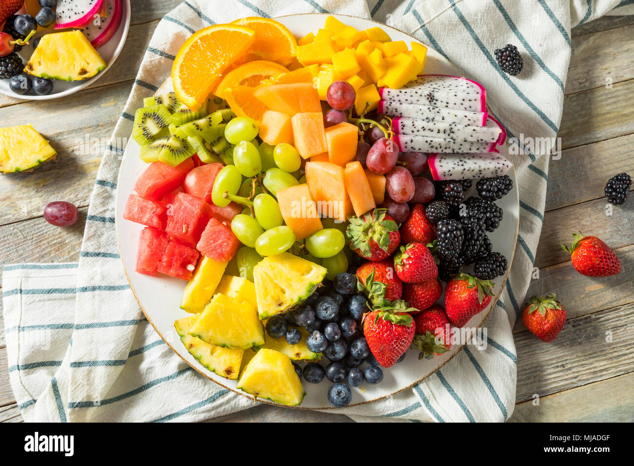 Raw Organic Obstteller mit Beeren, Melonen und Trauben Stockfoto