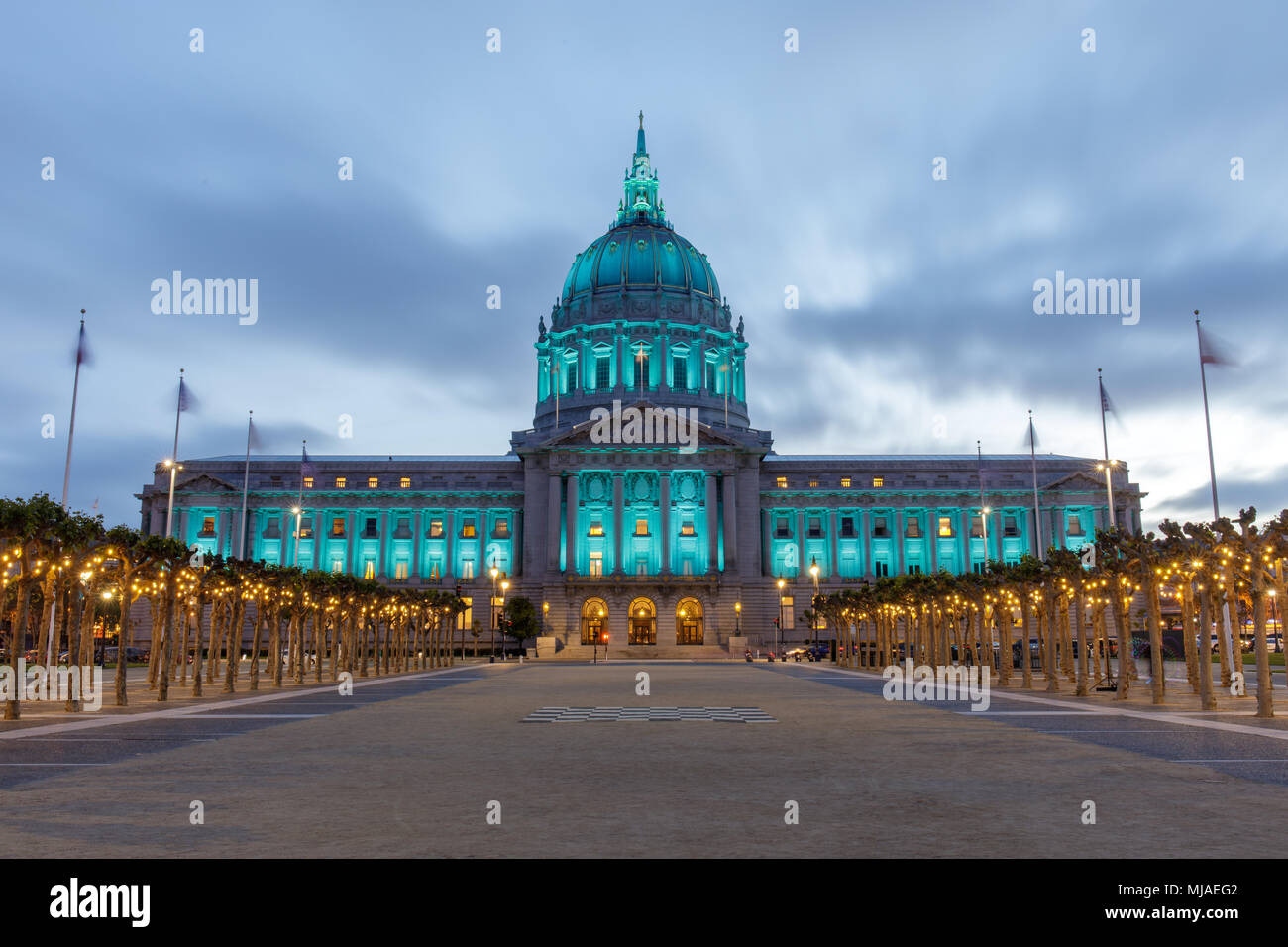 San Francisco City Hall leuchtet grün. Stockfoto
