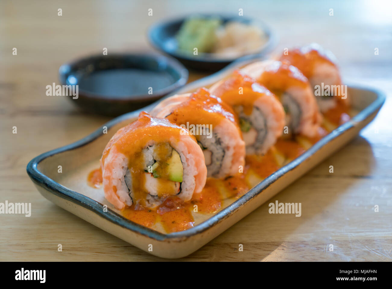 Philadelphia roll Sushi mit Lachs, Garnelen, Avocado, Frischkäse. Sushi Menü. Japanisches Essen. Stockfoto