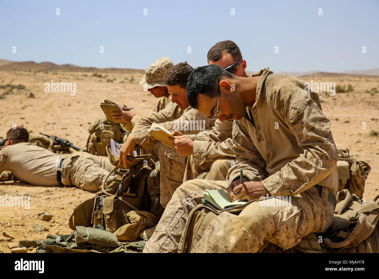 JORDAN (24. April 2018) - US- Marines Bataillon Landung Team zugewiesen, 2.BATAILLON, 6 Marine Regiment (BLT 2/6), 26 Marine Expeditionary Unit (MEU), weiter über Ihre Notizen während eines Designated marksmen Verfeinerung Kurs als Teil der eifrigen Lion in Jordanien, 24. April 2018. Eifrig Lion ist ein schlußstein Ausbildung Engagement, die US-Streitkräfte und der Jordan Streitkräfte eine Gelegenheit, die in einer Koalition Umwelt zu proben und neue Wege, um gemeinsam Gefahren für die regionale Sicherheit und mehr (USA verbessern Marine Corps Foto von Cpl. Jon Sosner/Freigegeben) Stockfoto
