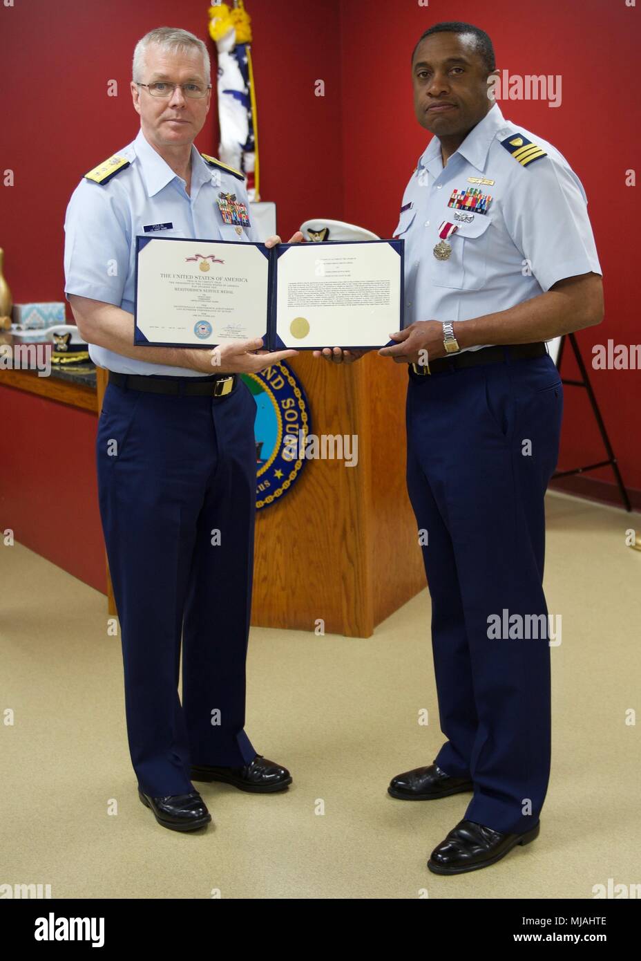 Cmdr. Kevin B. Reed ist frocked zum Kapitän während einer Zeremonie im Sektor Long Island Sound, New Haven, Connecticut, April, 26, 2018. Hintere Adm. Steven D. Poulin, Kommandeur der erste Bezirk, der Küstenwache, amtiert die Zeremonie offiziell machen Reed der Kommandant der Einheit. (U.S. Coast Guard Foto von Petty Officer 3. Klasse Jäger Medley) Stockfoto