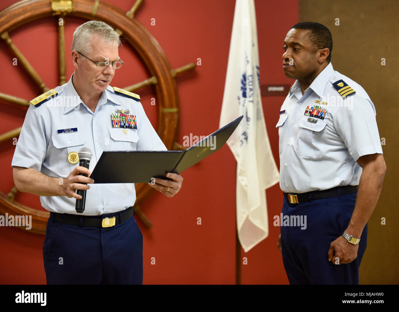 Cmdr. Kevin B. Reed ist frocked zum Kapitän während einer Zeremonie im Sektor Long Island Sound, New Haven, Connecticut, April, 26, 2018. Hintere Adm. Steven D. Poulin, Kommandeur der erste Bezirk, der Küstenwache, amtiert die Zeremonie offiziell machen Reed der Kommandant der Einheit. (U.S. Coast Guard Foto von Petty Officer 3. Klasse Jäger Medley) Stockfoto