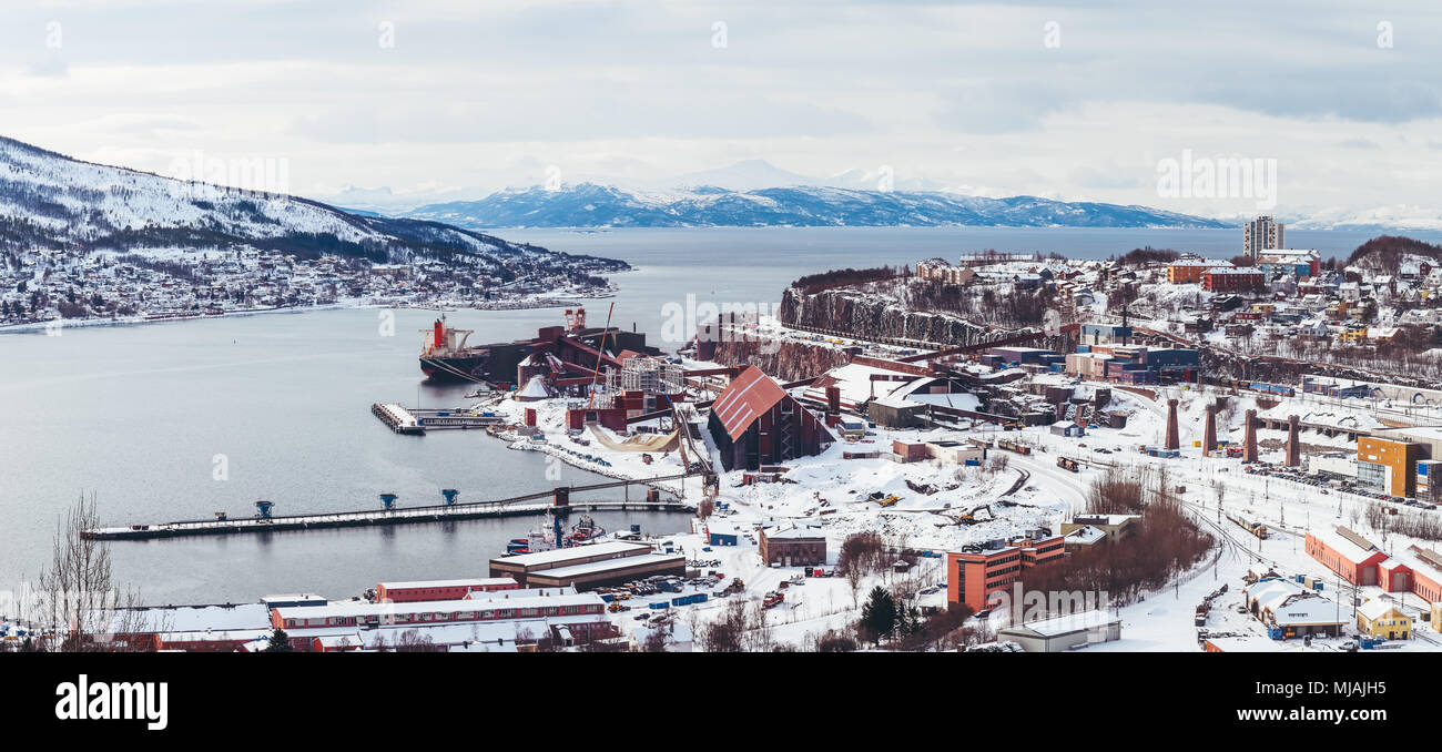 Panorama Norwegen Narvik, Blick auf die Stadt und die Bucht, mit einem Schiff auf dem Eisenerz Anlage geladen werden, ein Wintertag, Eisenbahn Autos warten auf t werden Stockfoto