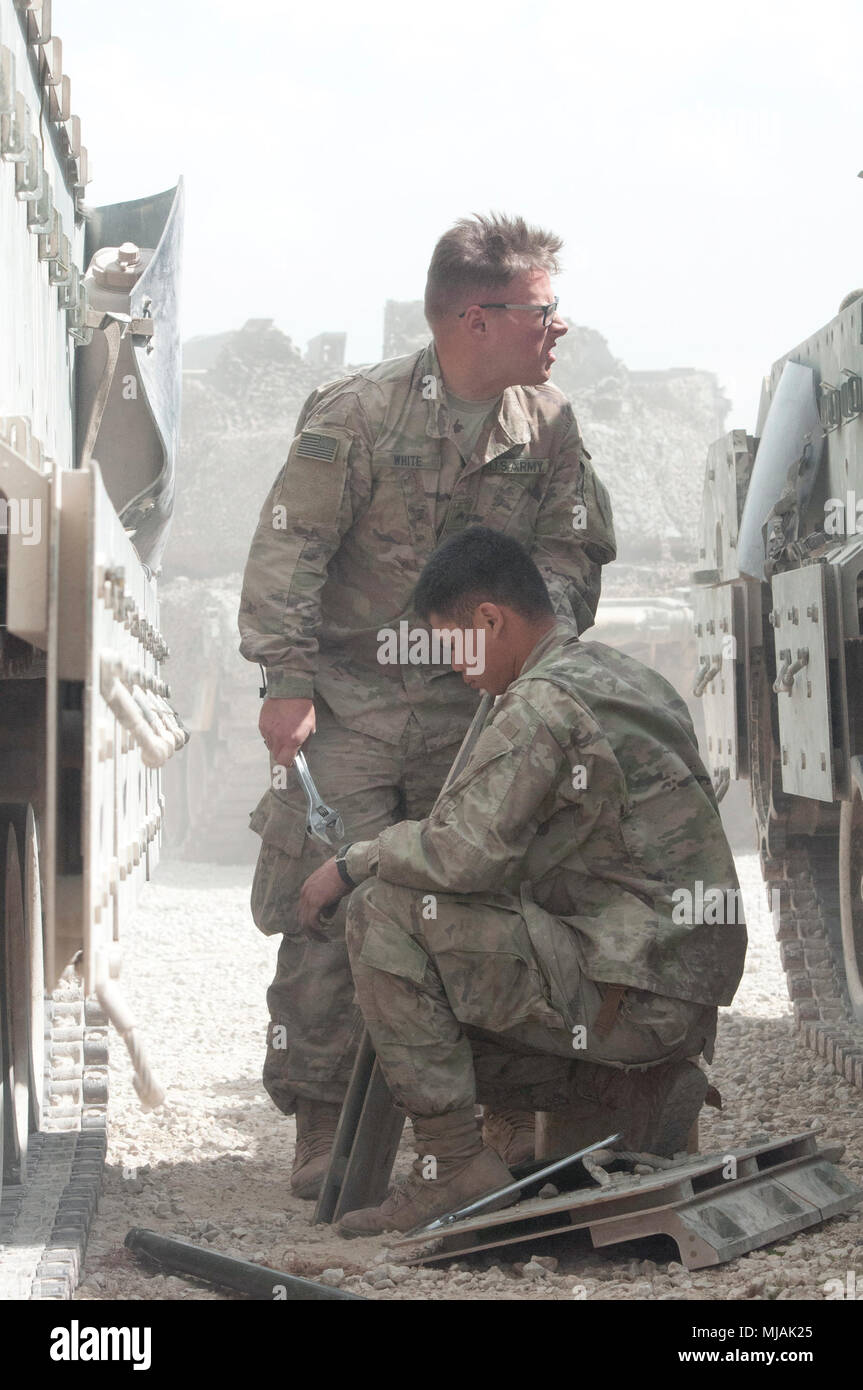 Us-Pioniere, Cpl. David White (stehend) und Pfc. Eriellfaith Tialengko, Bravo Firma zugewiesen, 89th Engineer Battalion, 2nd Armored Brigade Combat Team, 1.Infanterie Division, Ft. Riley, KS, Wartung der M2 Bradley fighting Fahrzeug in Hohenfels, Hohenfels, Deutschland, während der kombinierten Lösung X, 25. April 2018. Kombinierte Lösung X umfasst ca. 3.700 Teilnehmer aus 13 Nationen an der 7th Army Training Befehl Grafenwöhr und Hohenfels Training Area, 9. April, 12. Mai 2018. Kombinierte Lösung ist ein US-Army Europe - Regie multinationale exe Stockfoto