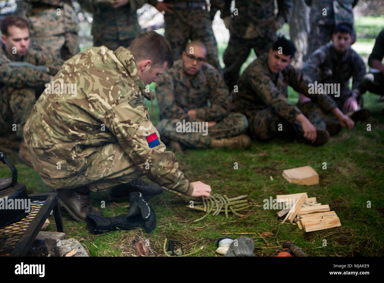 29th Commando Regiment Royal Artillery ist eine britische Artillerie-Einheit, die 3 Commando Brigade mit Artillerie unterstützt. Das Archivbild zeichnet eine Überlebensanweisung auf, die am 26. April 2018 in Durness, Schottland, durchgeführt wurde, an der die 4. Air Naval Gunfire Liaison Company des U.S. Marine Corps während der Übung Joint Warrior 18-1 beteiligt war, um die Taktik kleiner Einheiten und die Fähigkeiten des Feldherstellers zu verbessern. Stockfoto