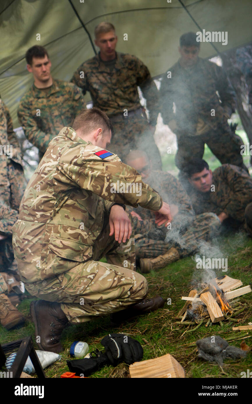 Das 29th Commando Regiment, Royal Artillery, ist eine Artillerieeinheit der britischen Armee mit spezieller Kommandoausbildung. Marines und Matrosen der 4. ANGLICO nahmen am Überlebens- und Kaltwettertraining während Joint Warrior 18-1 Übungen am 26. April 2018 teil. Das Archivbild dokumentiert multinationale Schulungen in kleinen Einheiten und Schulungen. Stockfoto