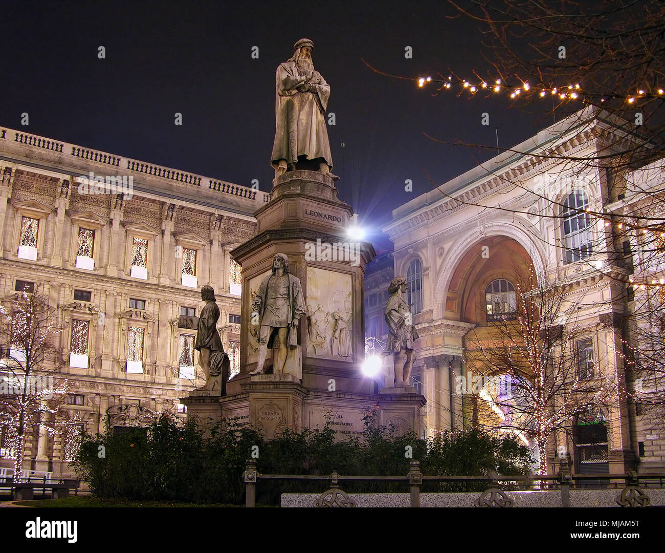 Leonardo's Denkmal auf der Piazza Della Scala in der Nacht, Mailand, Italien Stockfoto