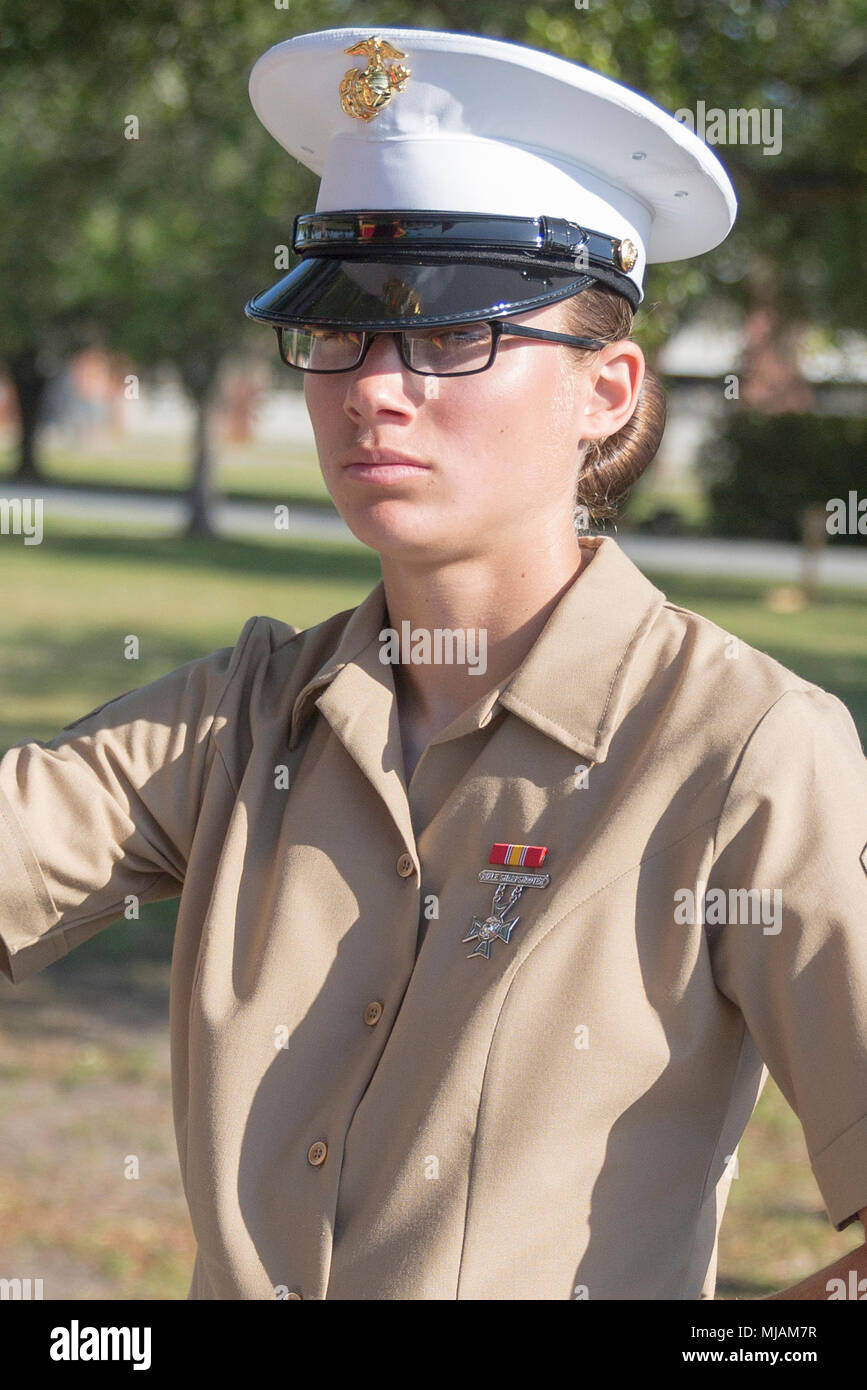 Pfc. Eva Barnhardt, Ehre Absolvent für Platoon 4014, Oscar Firma, 4 Recruit Training Bataillon, graduierte Boot Camp am 27. April 2018. Barnhardt erwarb auch höchste körperliche Fitness des Unternehmens und zur Bekämpfung der Fitness Filmmusik mit einer Punktzahl von 600 von 600 Punkten und ist vom College Station, Texas. (Foto von Cpl. Joseph Jacob) Stockfoto