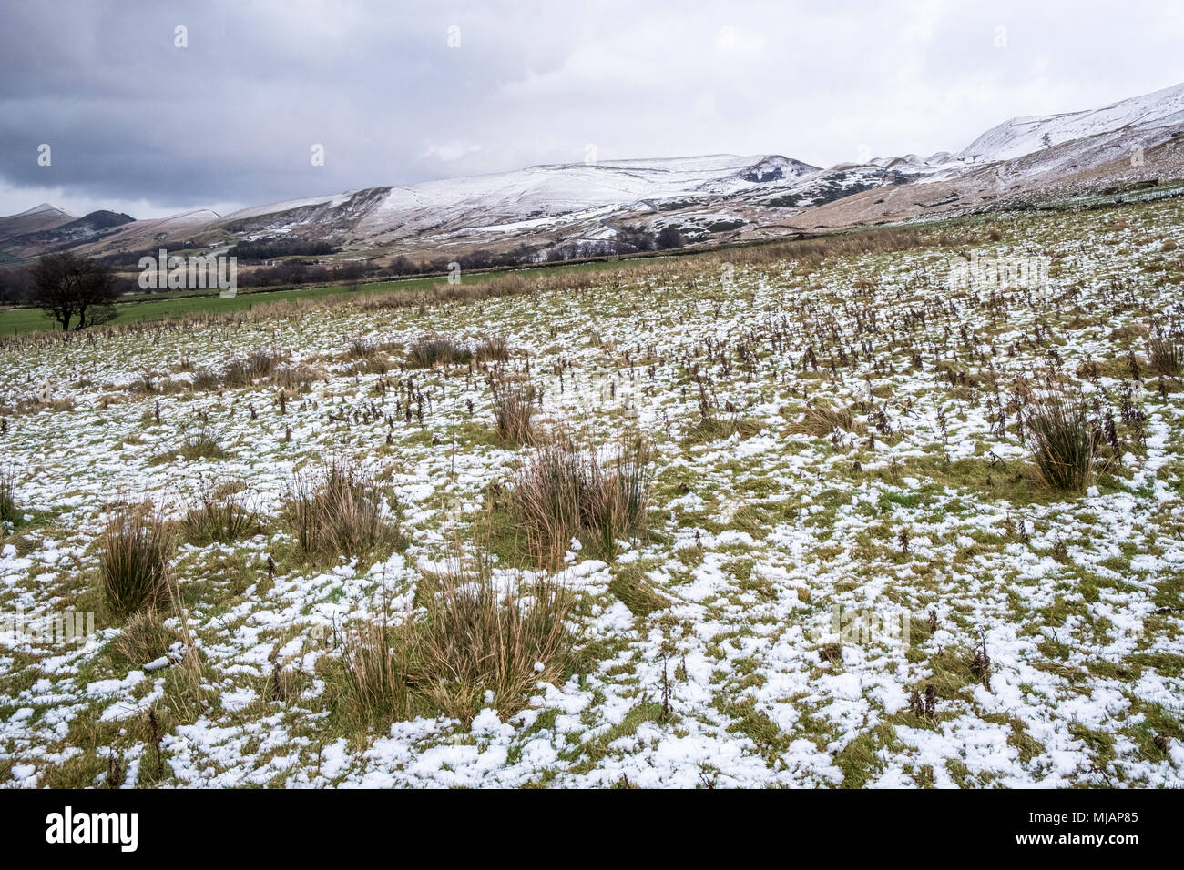 Snowy Herbst Landschaft im November. Schnee in den Feldern der Vale von Edale und auf den Hügeln des Großen Ridge, Derbyshire, Peak District, England, Großbritannien Stockfoto