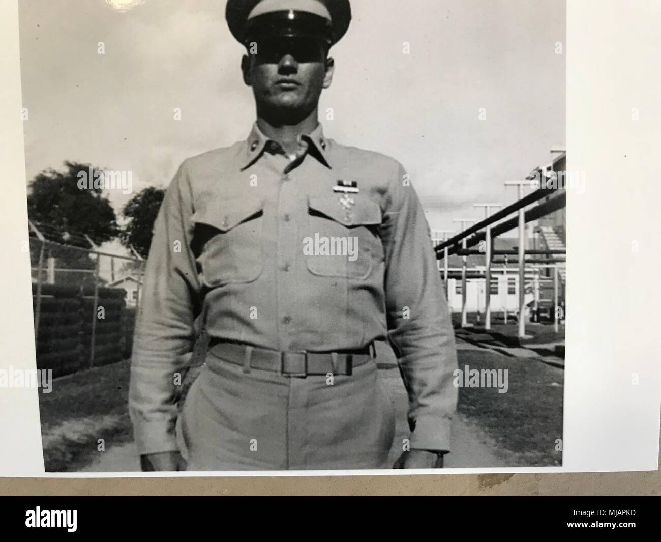 Us Marine Cpl. Burnice Hering posiert für ein Foto in 1956. Burnice Ethan und Jakob's Pier Großvater erzählte Ihnen Geschichten von Marines wie er aufgewachsen ist. Ethan und Jakob in die Fußstapfen ihres Großvaters über ein halbes Jahrzehnt später und der Titel Marine erwarb sich am 27. April 2018. (Foto mit freundlicher Genehmigung von Vikki Pier) Stockfoto