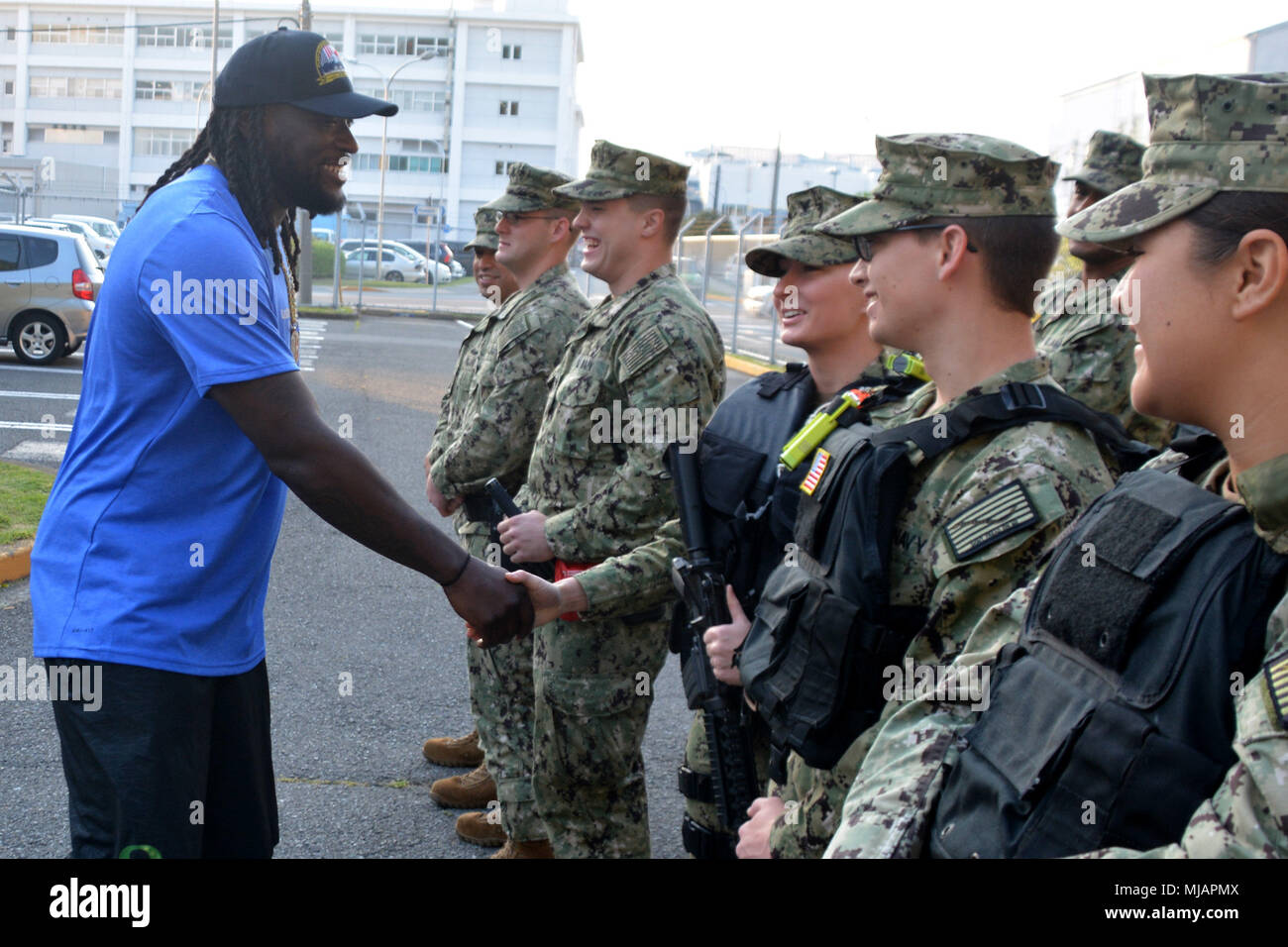 180428-N-XN 177-0499 Yokosuka, Japan - LeGarrette Blount, zurück laufen für die Detroit Lions spricht mit Seglern aus der US-Flotte Aktivitäten (FLEACT) Abteilung Sicherheit bei einem Besuch. Blount nahm an zwei Jugend Fußball-Camps, beantwortet Fragen, Autogramme demonstriert und trainiert den professionellen Fußball Techniken. FLEACT Yokosuka bietet, wartet und betreibt base Einrichtungen und Dienstleistungen zur Unterstützung der Siebten Flotte vorwärts - bereitgestellt Seestreitkräfte, 71 Mieter Befehle, und 27.000 militärisches und ziviles Personal. (U.S. Marine Foto von Mass Communication Specialist 1. Klasse Pete Stockfoto