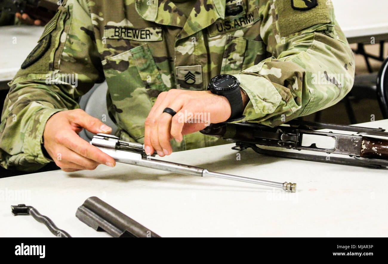 Staff Sgt. John Brewer, ein Spezialist mit Sitz Company, 106th Support Bataillons, vertraut gemacht, die sich mit einer AK-47 Gewehr in der Nähe von Camp McGregor, N.M., 27. April 2018. Er beteiligt sich an einem Sicherheit Kraft Berater Ausbildung während der Vorbereitung für einen Einsatz in den Nahen Osten. (U.S. Army National Guard Foto von Sgt. Brittany Johnson). Stockfoto