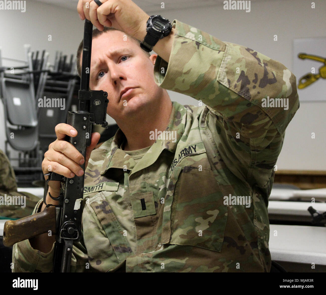 1 Leutnant Nathan Smith, health services Administrator, mit der Firma C, 106 Support Bataillons, vertraut gemacht, die sich mit einer AK-47 Gewehr in der Nähe von Camp McGregor, N.M., 27. April 2018. Er beteiligt sich an einem Sicherheit Kraft Berater Ausbildung während der Vorbereitung für einen Einsatz in den Nahen Osten. (U.S. Army National Guard Foto von Sgt. Brittany Johnson). Stockfoto