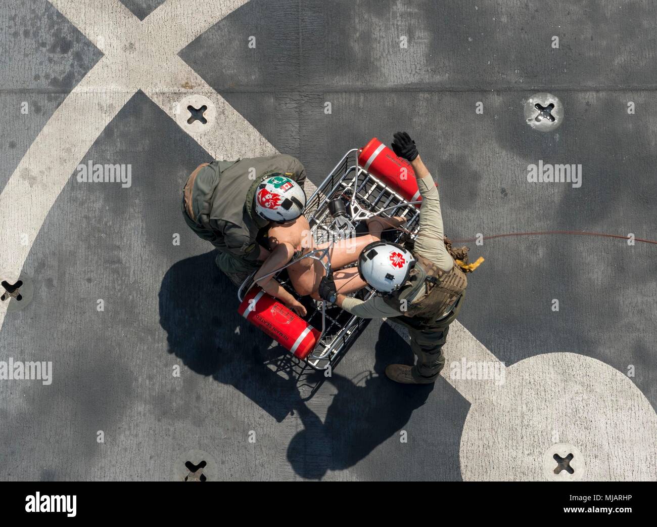 U.S. Navy Air Arewman (Hubschrauber) 2. Klasse Jay Wilson, Links, und Hospital Corpsman Patrick Langon, Rechts, an die Wildcards von Hubschrauber Meer Combat Squadron (HSC) 23, Laden einer trainingspuppe in eine Rettung Wurf von einem MH-60S Sea Hawk Hubschrauber während einer humanitären und Katastrophenhilfe Übung an Bord Military Sealift Command Hospital Ship USNS Mercy (T-AH 19) zur Unterstützung der pazifischen Partnerschaft 2018 (PP18) auf Trincomolee, Sri Lanka, 27. April 2018 zugewiesen. PP18's Mission ist es, gemeinsam mit Gastgeber und Partner Nationen zu arbeiten regionaler Interoperabilität und Disaster Response capabilit zu verbessern Stockfoto