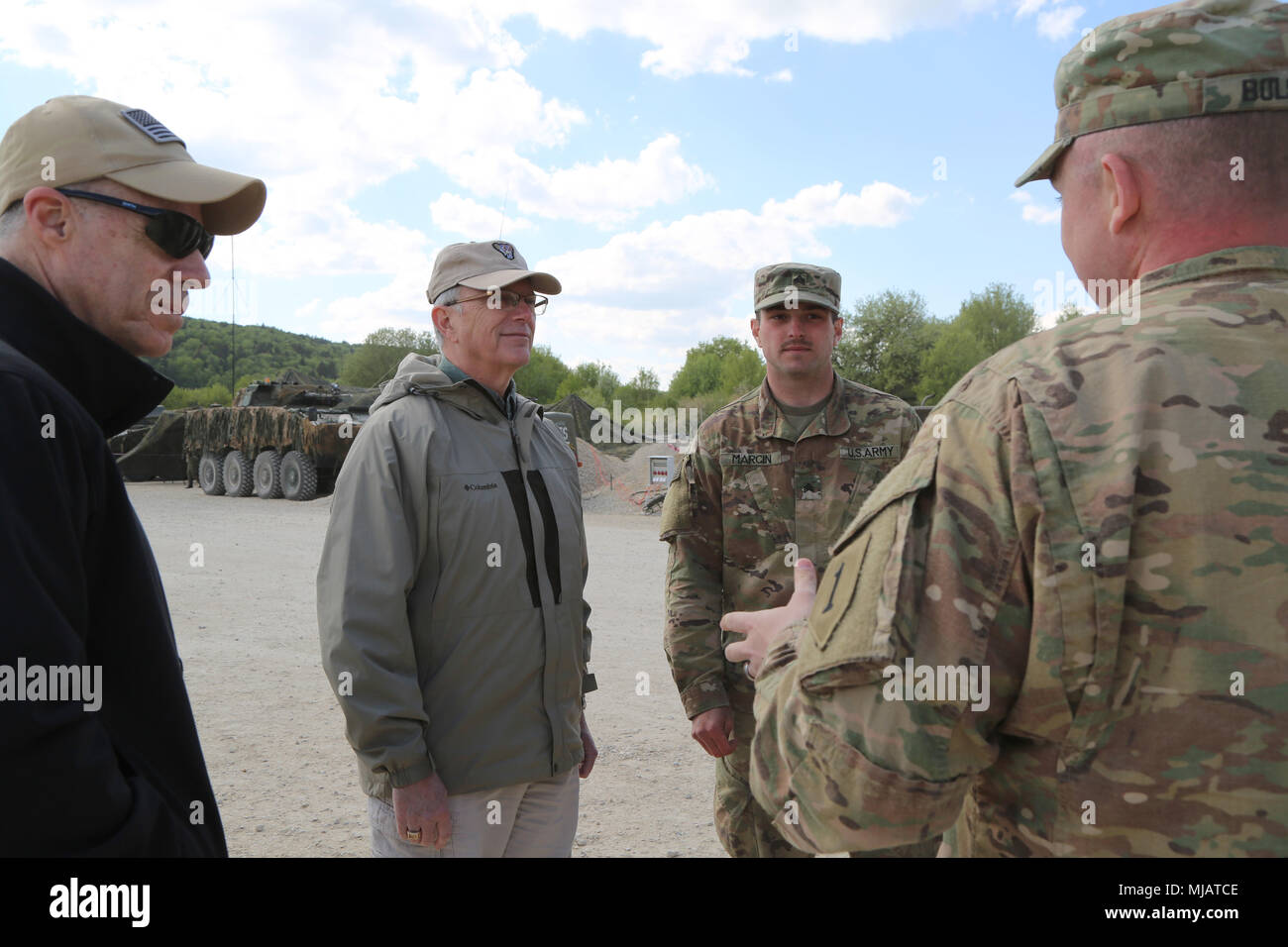 Hon. Dr. Bruce Jette (zweiter von links), stellvertretender Sekretär der Armee - Beschaffung, Logistik und Technologie, hört eine kurze von Cpt. Ian Bolser (rechts), 2. gepanzerte Brigade Combat Team, 1.Infanterie Division, Hohenfels, Deutschland, April 26, 2018. Verschiedene militärische und zivile Beamte kam zu Hohenfels, um zu sehen, wie die Joint Warfighting Bewertung (JWA) hilft die Armee aufkommende Konzepte zu bewerten, neue Technologien zu integrieren und Interoperabilität innerhalb der Armee zu fördern, mit den anderen Services, US-Verbündeten und Partnern. (U.S. Armee Foto: Staff Sgt. Kalie Frantz) Stockfoto