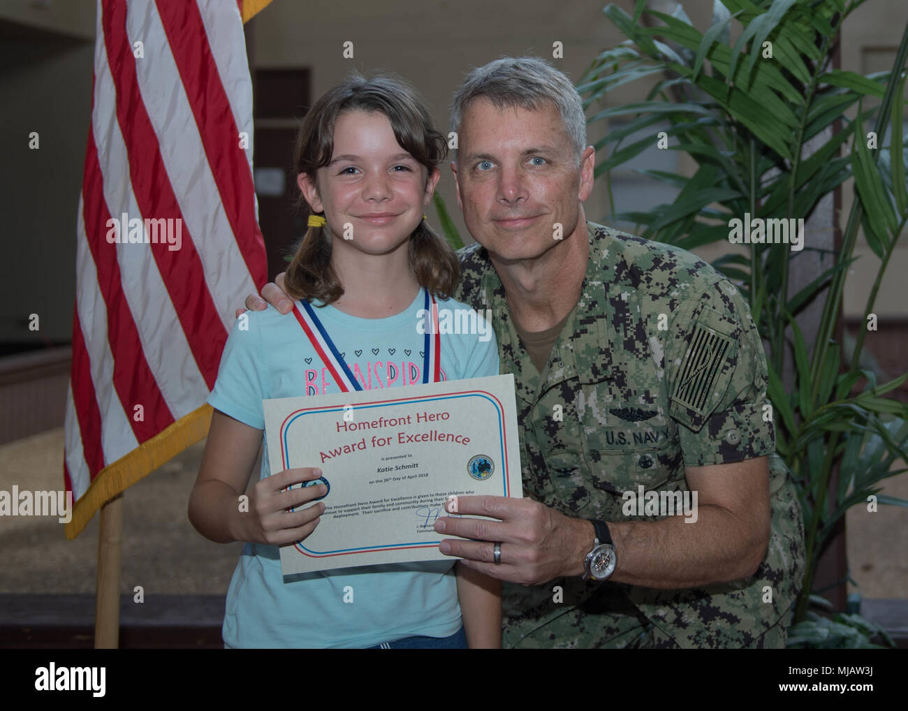 180426-N-ND 356-0090 Pearl Harbor (Apr. 26, 2018) ein Homefront Hero Award Empfänger erhält eine Urkunde von Kapitän Jeff Bernard, Kommandeur der Joint Base Pearl Harbor-Hickam, während der Homefront Held Zeremonie an einem militärischen und Family Support Center unter Joint Base Pearl Harbor-Hickam. Die Homefront Hero Award wurde in einer Unterstützung der Monat der militärischen Kind erstellt. (U.S. Marine Foto von Mass Communication Specialist 3. Klasse Jessica O. Blackwell) Stockfoto