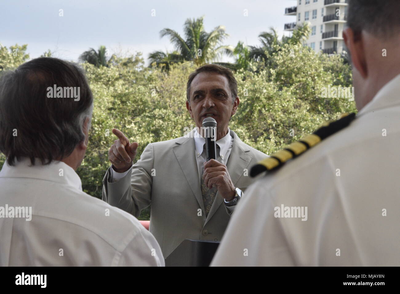 Dean Trantalis, der Bürgermeister von Fort Lauderdale, Florida, begrüßt die U.S. Coast Guard, der U.S. Marine Corps und der US-Marine in der Stadt an der Flotte Woche einladende Partei am 30. April 2018. Der Port Everglades Fleet Week ist eine jährliche Veranstaltung, bei der Küstenwache und der Marine service Mitglieder für ihren Dienst, der von der Gemeinde geehrt werden. Coast Guard Foto von Petty Officer 3. Klasse Brandon Murray. Stockfoto