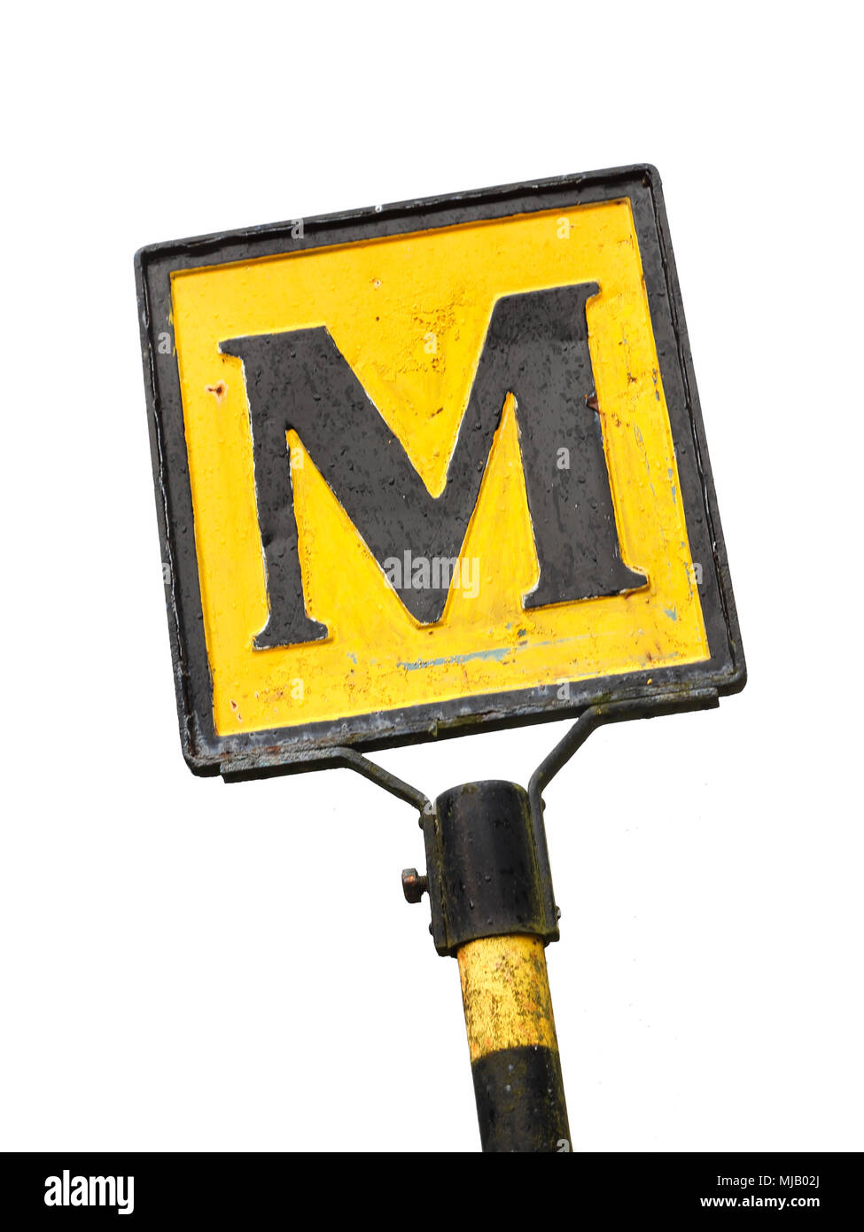 Buchstabe M auf einem alten schwedischen Schild für Treffpunkt auf schmalen Straßen, auf weissem isoliert. Stockfoto
