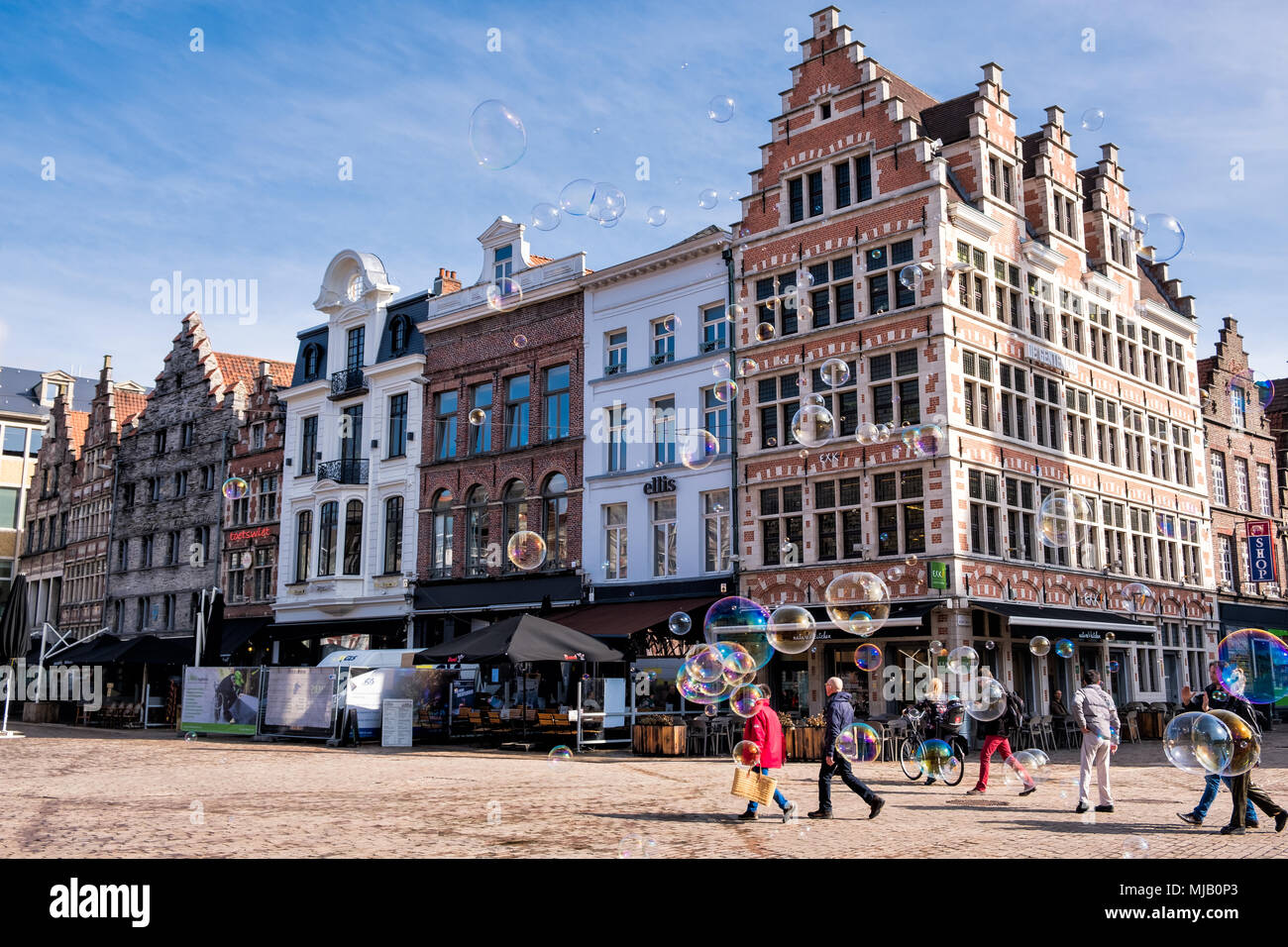 Gent, Belgien - 11. MÄRZ 2018: Seifenblasen fliegen über den Korenmarkt an einem sonnigen Tag in der mittelalterlichen Stadt Zentrum von Gent. Provinz von Osten Stockfoto