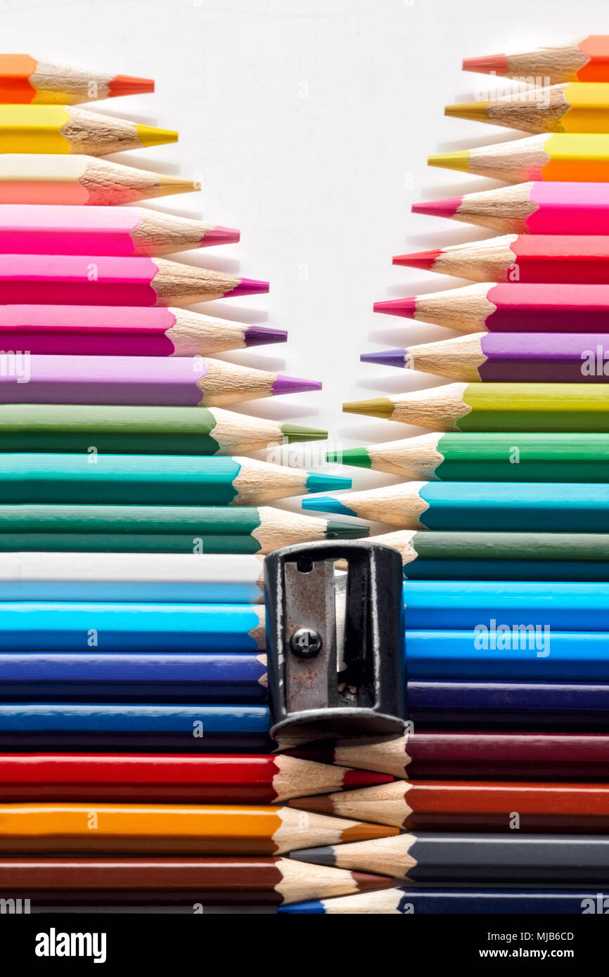 Satz farbiger pastellfarbene Bleistifte in Zeile Multi Color in Form von offenen Reißverschluss und bleistiftspitzer Konzept Minimalismus malerei Kunst Schule vor - Schule Kabinett Stockfoto