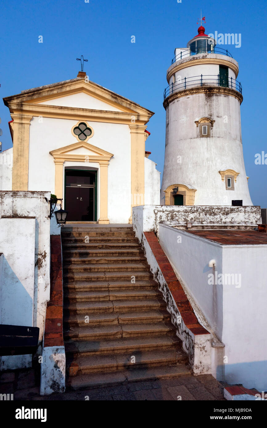 Guia Kapelle und Leuchtturm im Inneren der Festung Guia, dem höchsten Punkt auf der Halbinsel Macau, Macau, Special Administrative Region von China Stockfoto