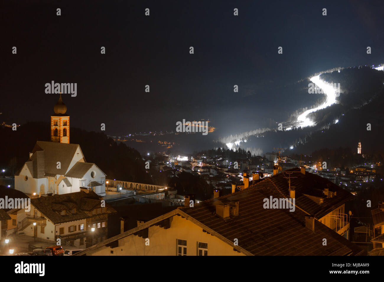 Nacht Blick von Daiano Dorf Skipiste im Fleimstal, Trentino, Italien Stockfoto