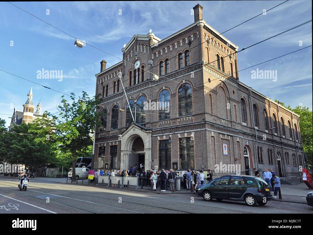 Amsterdam, Niederlande: Das Paradiso Konzert und live Musik Event Hall unter dem blauen bewölkten Himmel, gesehen von der Weteringschans. Stockfoto