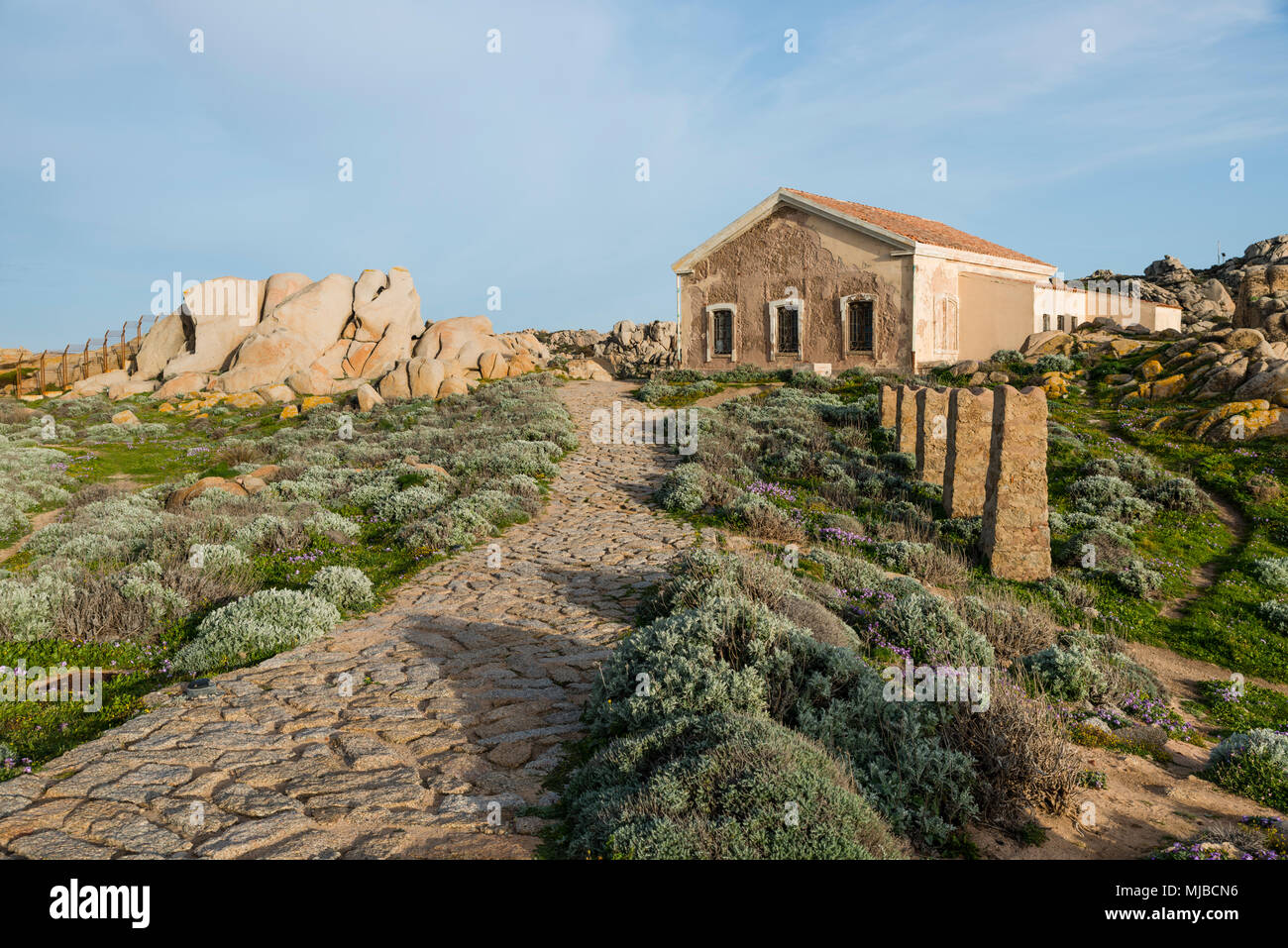 Alte abandonned Haus am Capo Testa Teresa di Gallura, mit Felsen und blauem Meer auf der italienischen Insel Sardinien Stockfoto