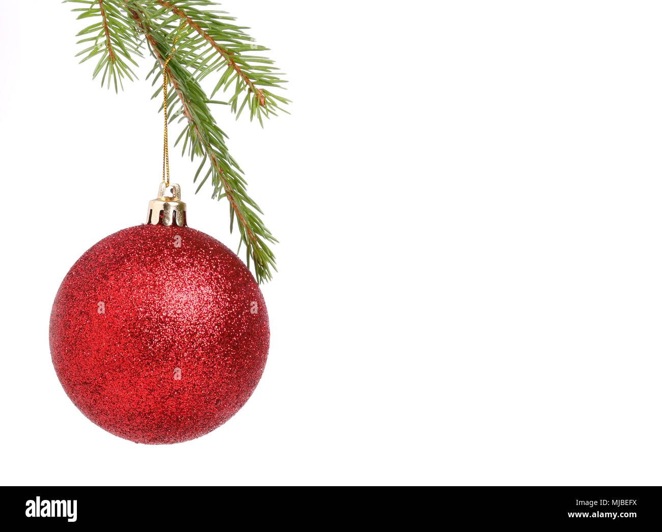 Eine rote Christmas Ball in einem Weihnachtsbaum auf weißem Hintergrund Stockfoto