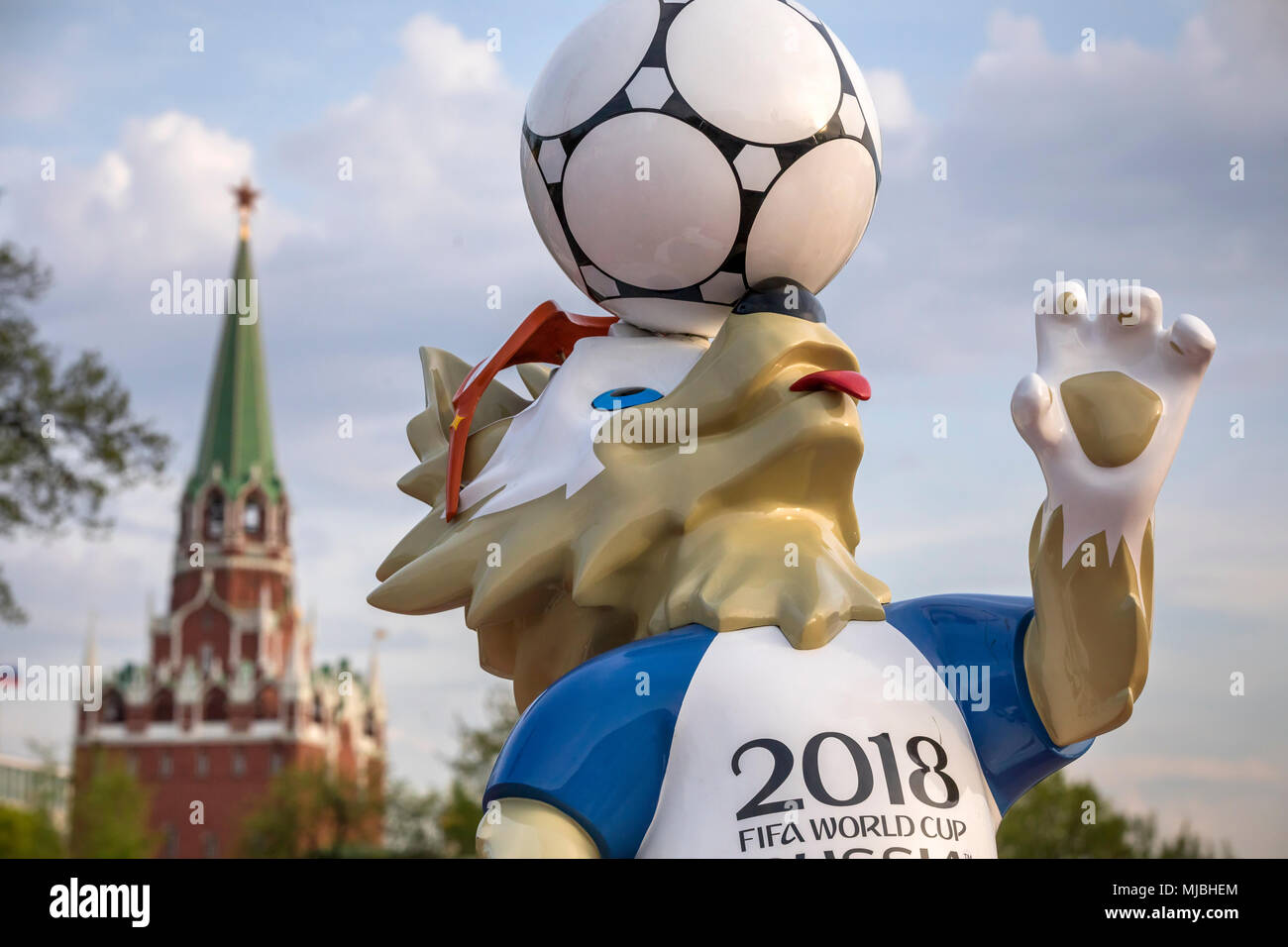 Detailansicht der Maskottchen der WM 2018, der Wolf Cub" Zabivaka' auf der Manege Square im Zentrum von Moskau installiert ist, Russland Stockfoto