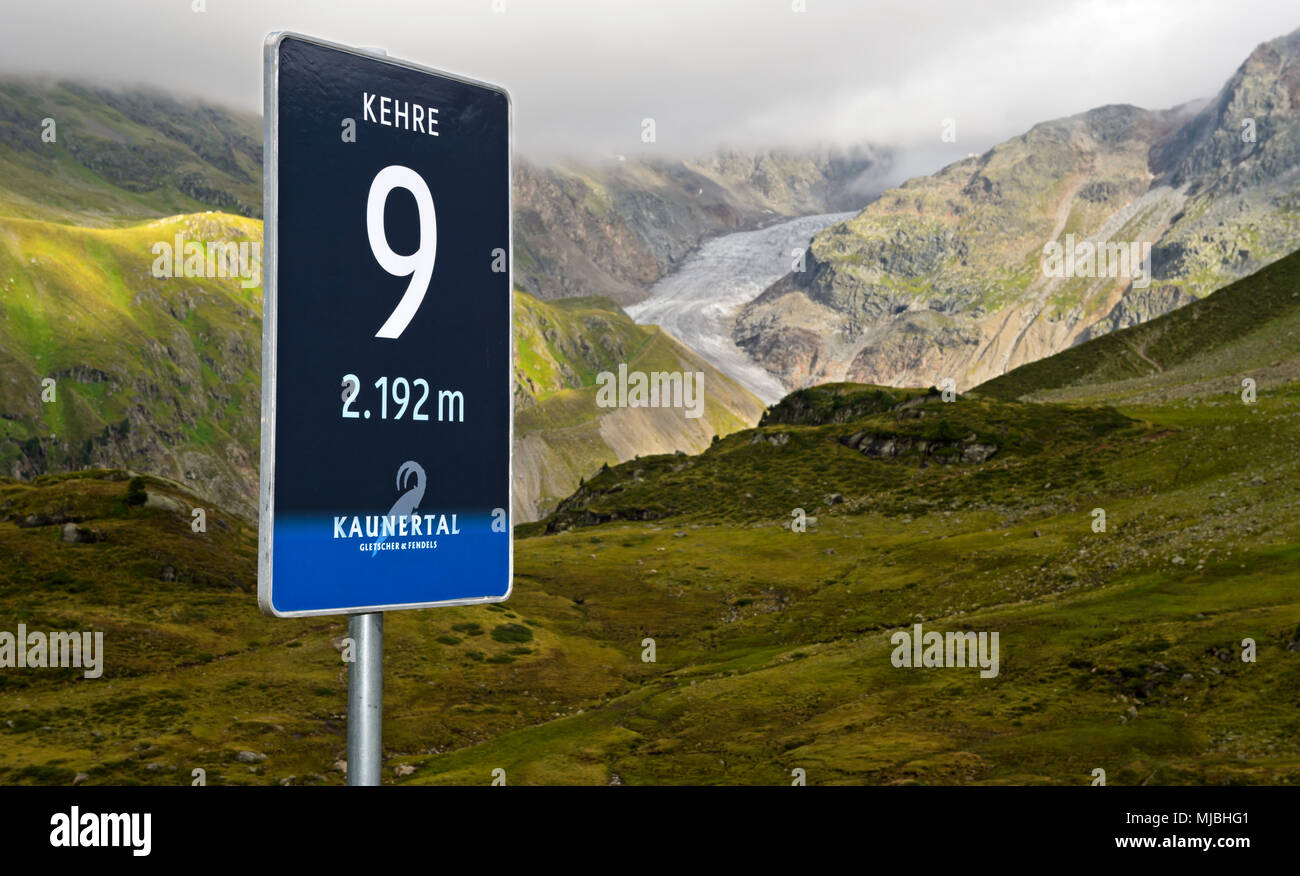 Schild mit der Angabe der Höhe und der Anzahl der Haarnadelkurve der Kaunertaler Gletscherstraße, Kaunertal, Tirol, Österreich Stockfoto