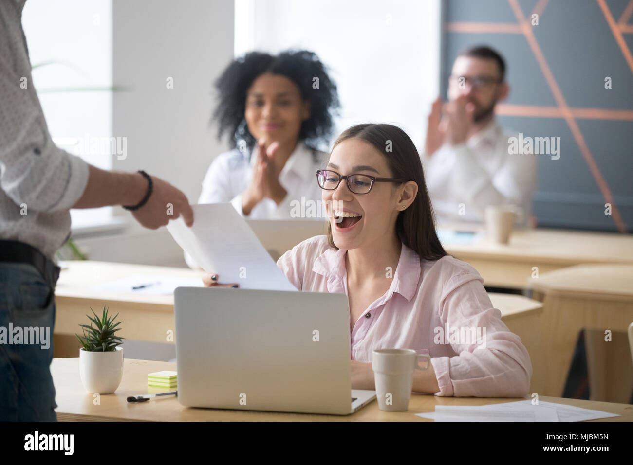Erfolgreicher Schüler glücklich Dokument mit guten r zu erhalten aufgeregt Stockfoto