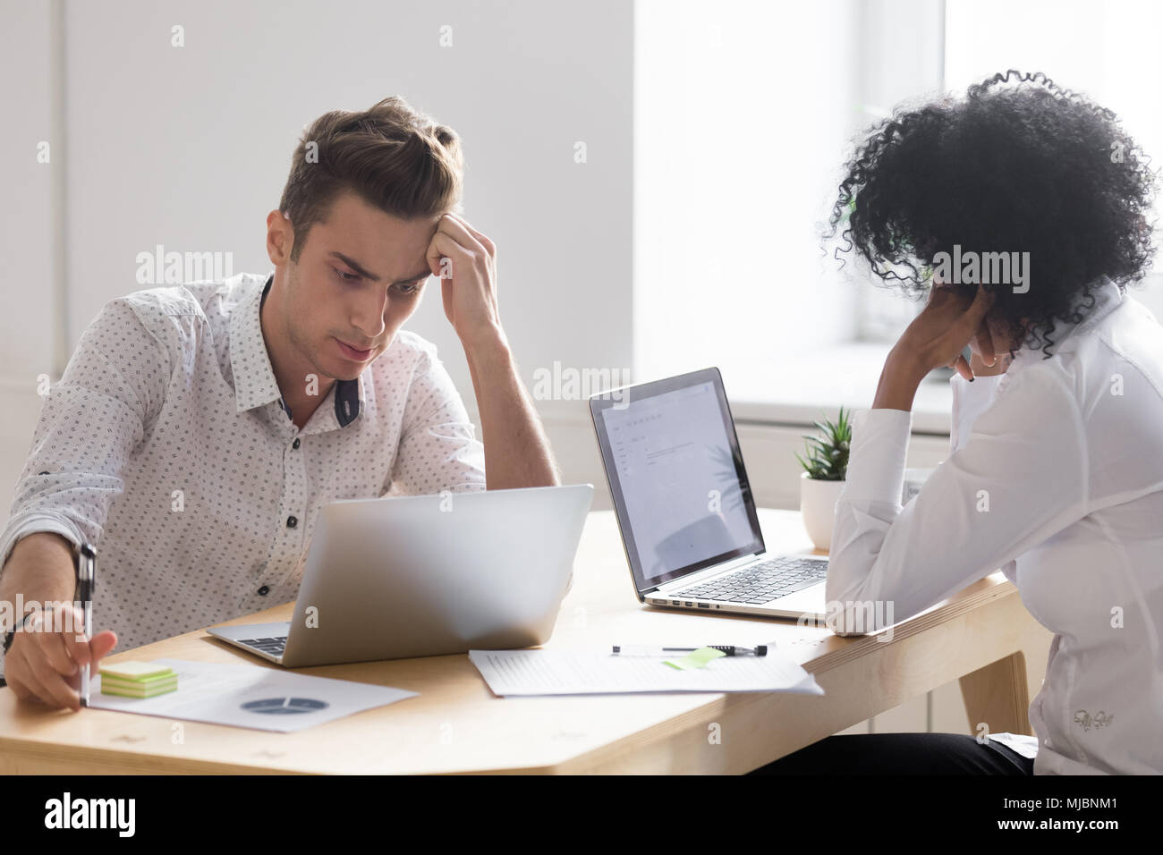 Frustriert, betonte der Afrikanischen und der kaukasischen Kollegen abo schockiert Stockfoto